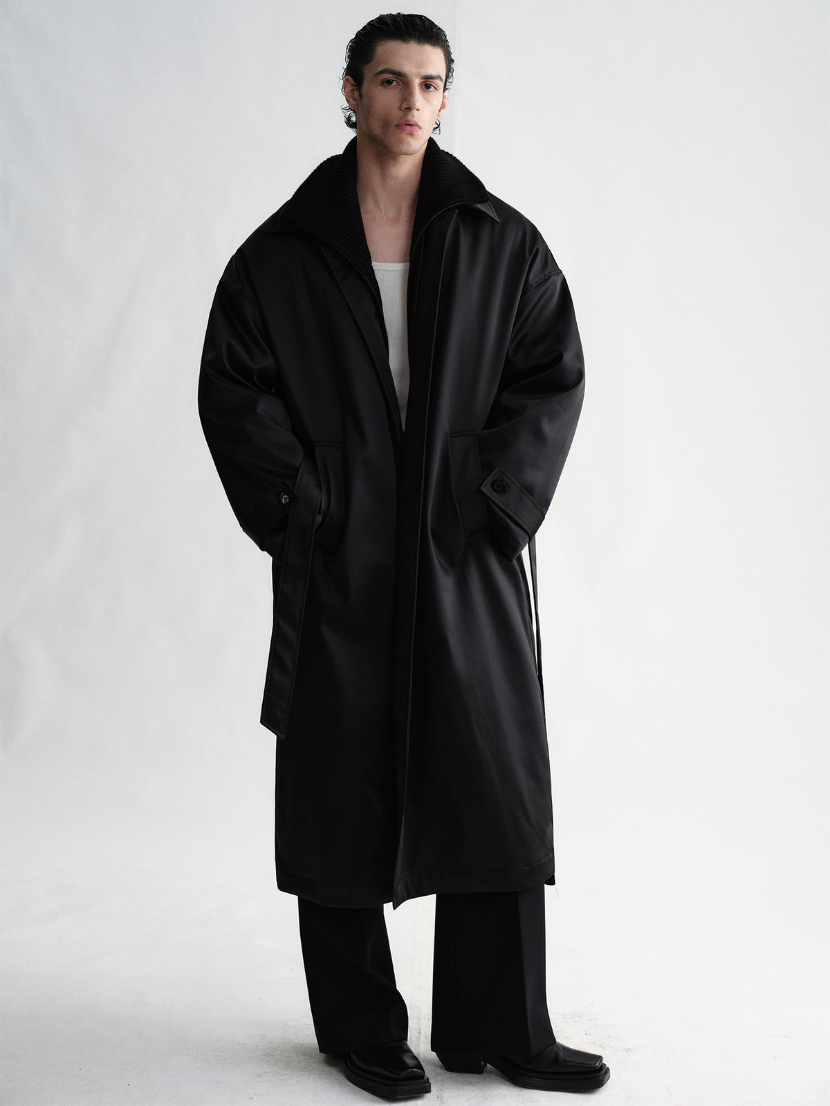 Long windbreaker coat with a slightly glossy detachable padded liner