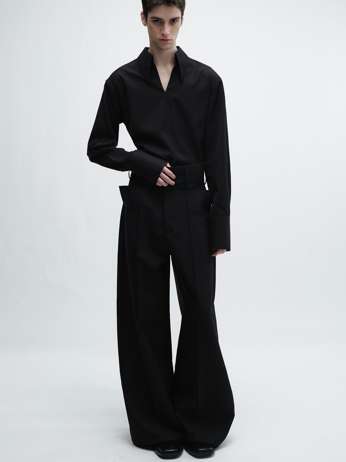 Black pullover wool shirt with pointed collar