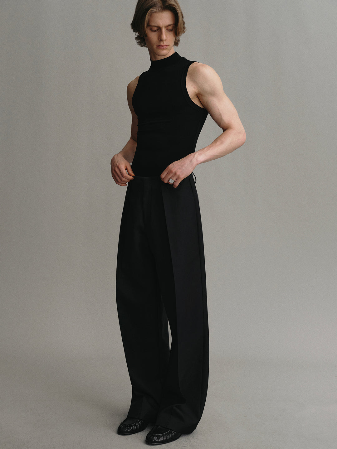 Single-pleat Slightly Tapered Wool Trousers