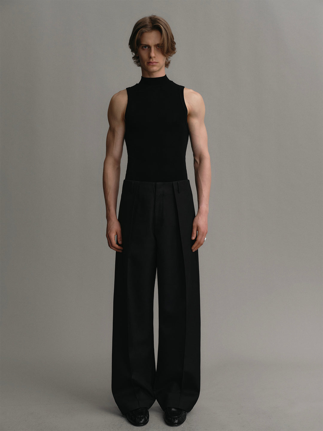 Single-pleat Slightly Tapered Wool Trousers