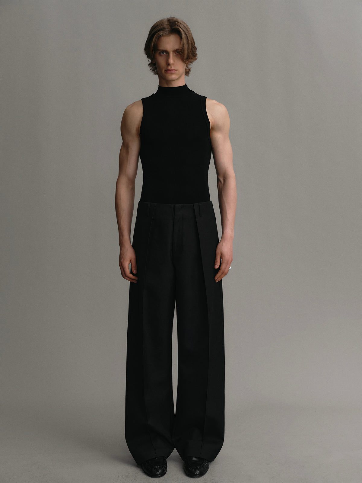 Single pleat slightly tapered wool trousers