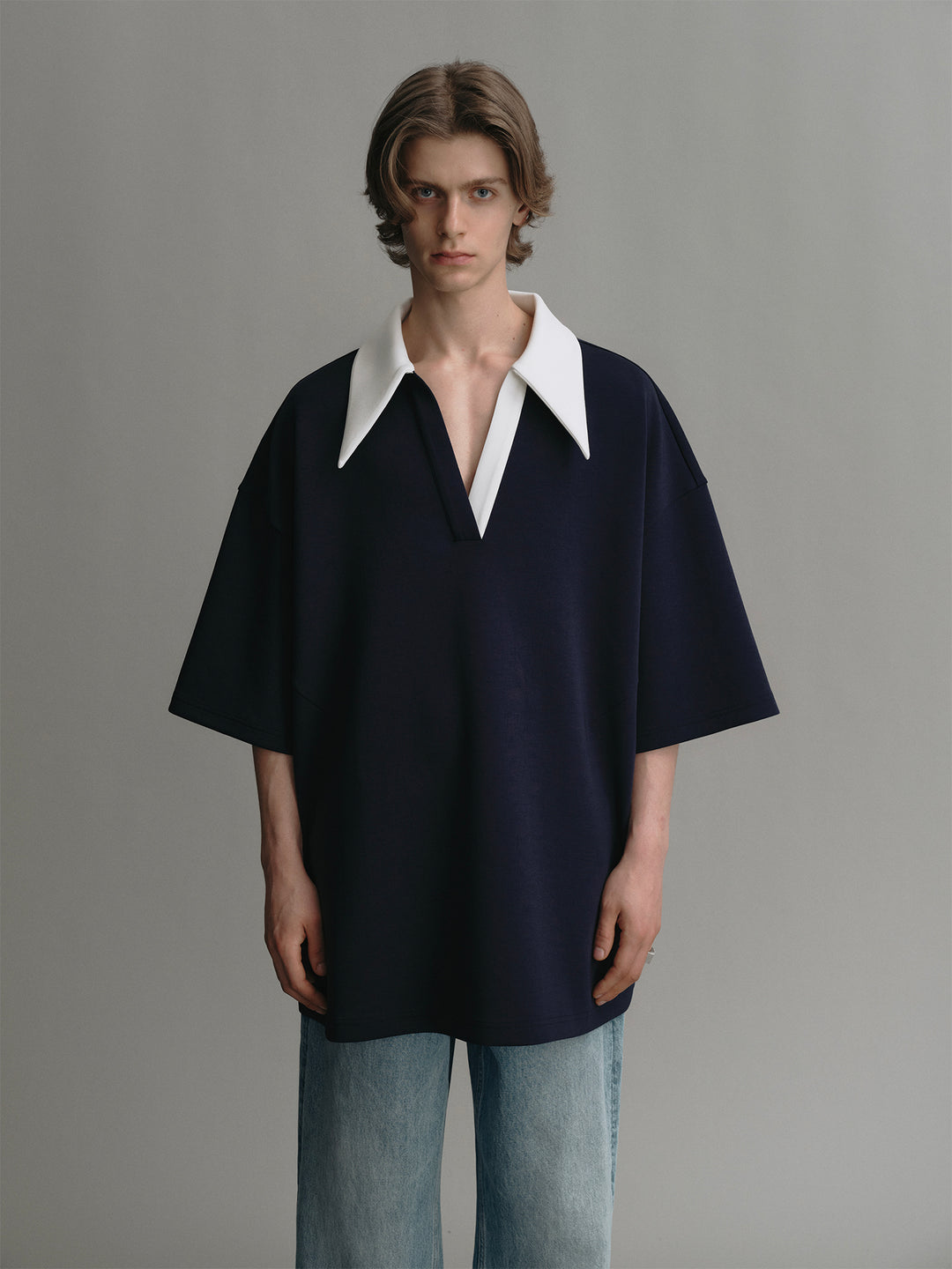 Navy T-shirt With White Lapel Splicing Design And Airy Silhouette