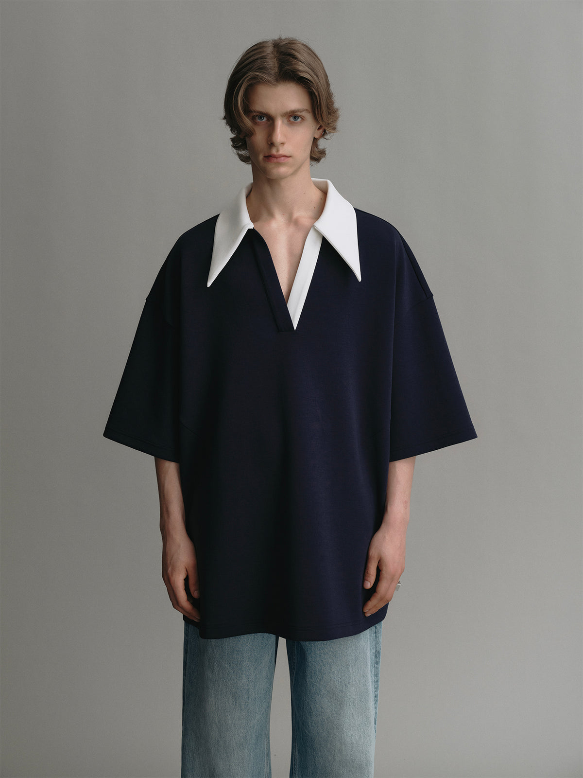 Navy t shirt with white lapel splicing design and airy silhouette