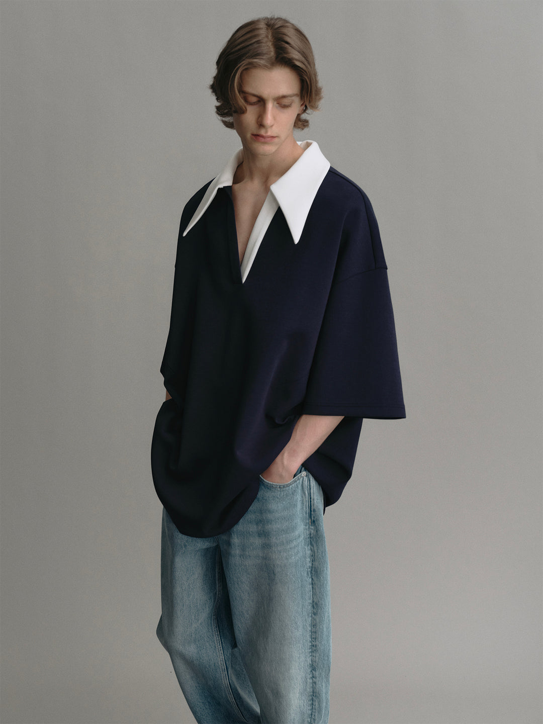 Navy T-shirt With White Lapel Splicing Design And Airy Silhouette
