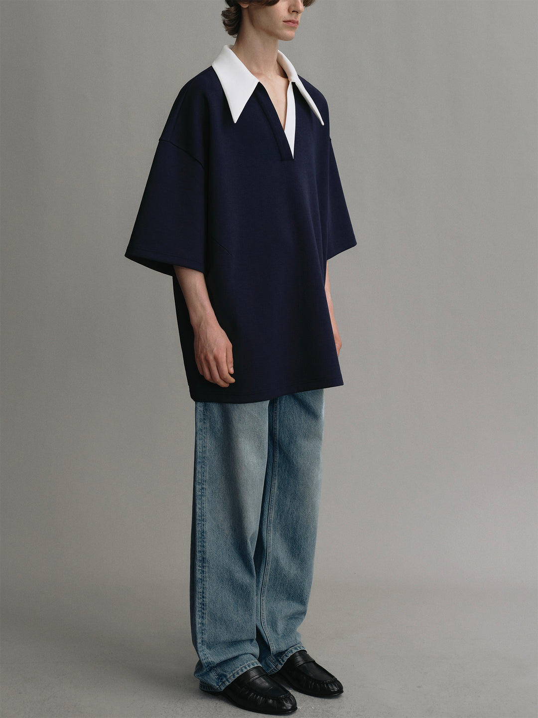 Navy T-shirt With White Lapel Splicing Design And Airy Silhouette