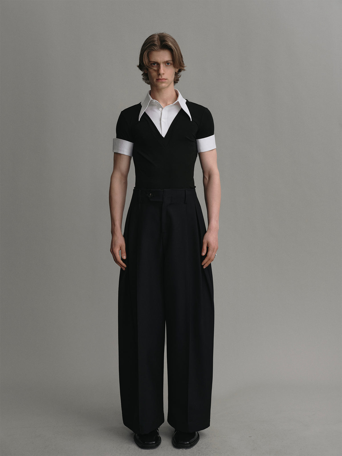 Black short sleeved t shirt with color block splicing design on collar and cuffs