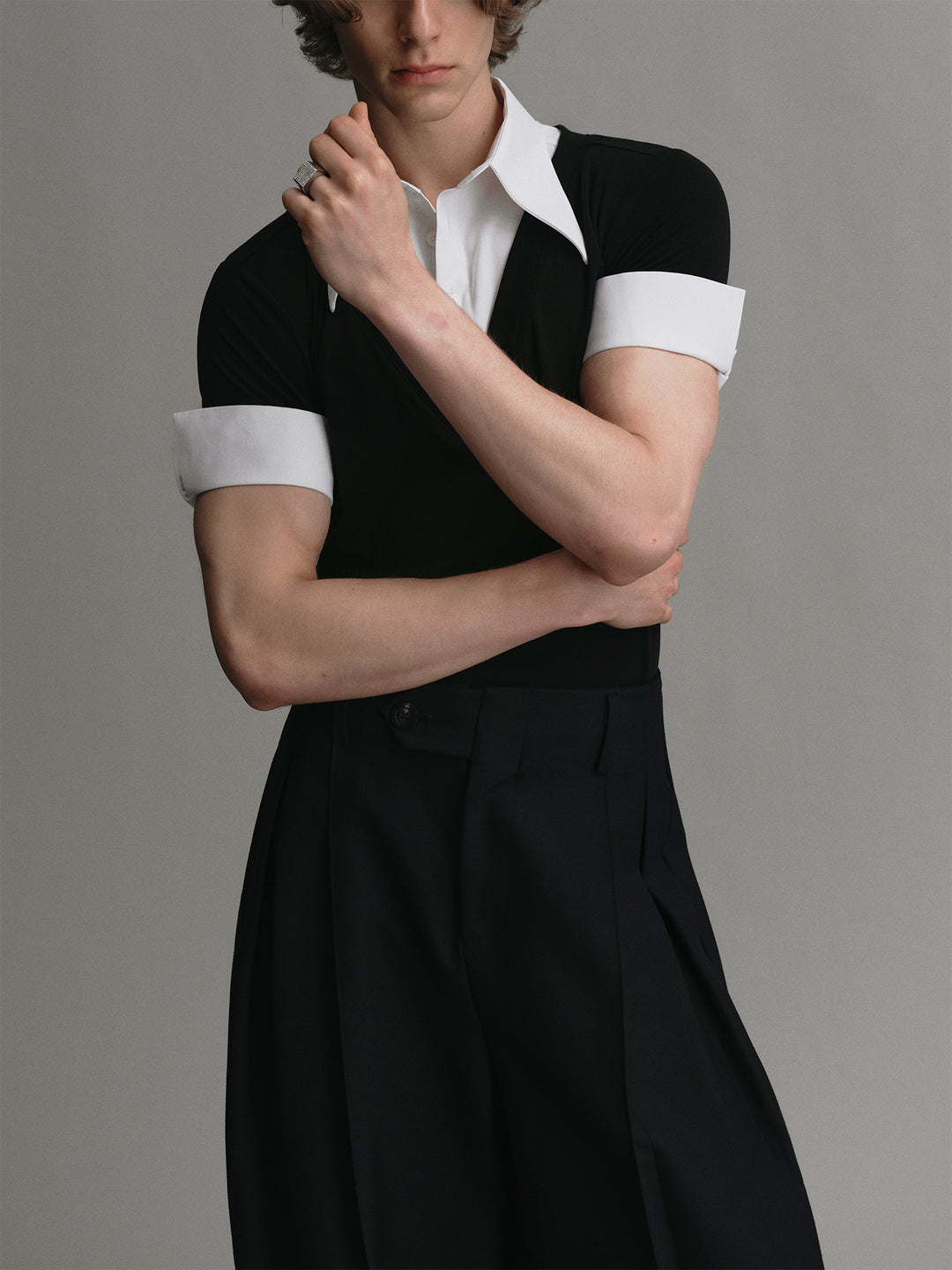 Black Short-sleeved T-shirt With Color-block Splicing Design On Collar And Cuffs
