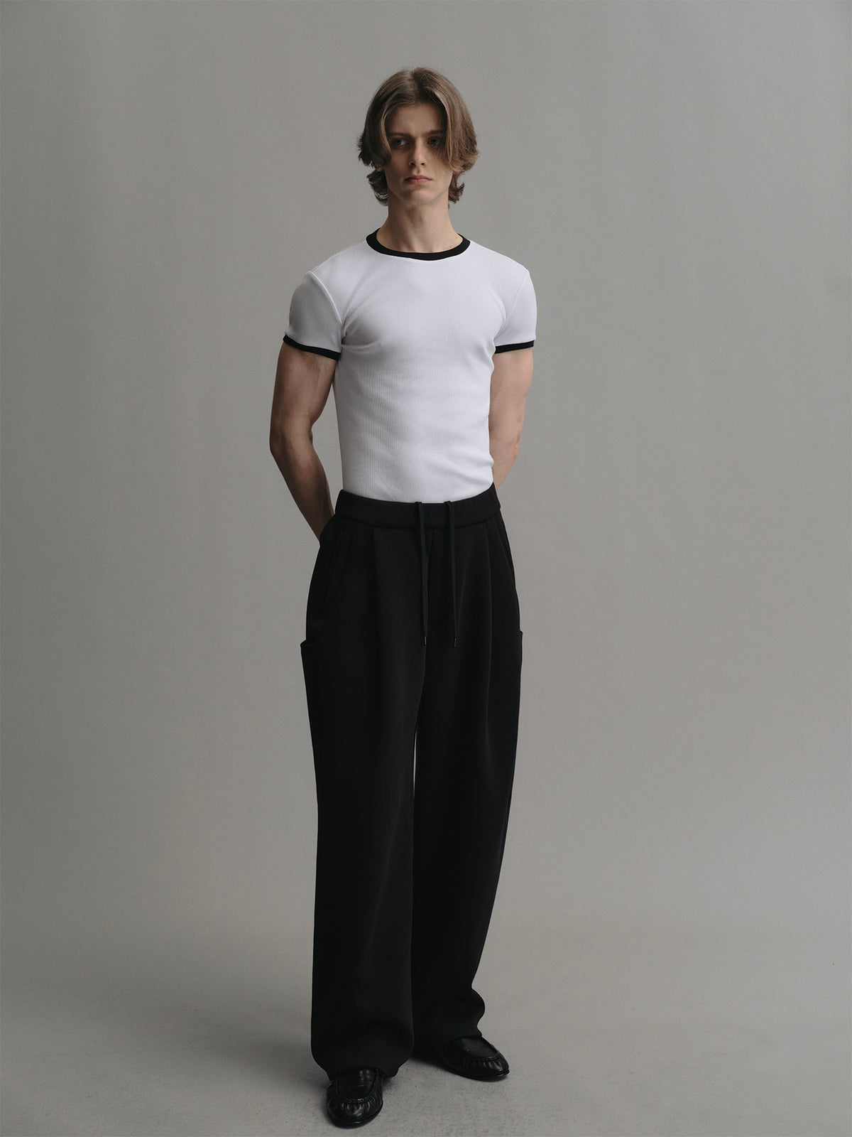 Crew neck stretch slim fit t shirt with color contrast on collar and cuffs