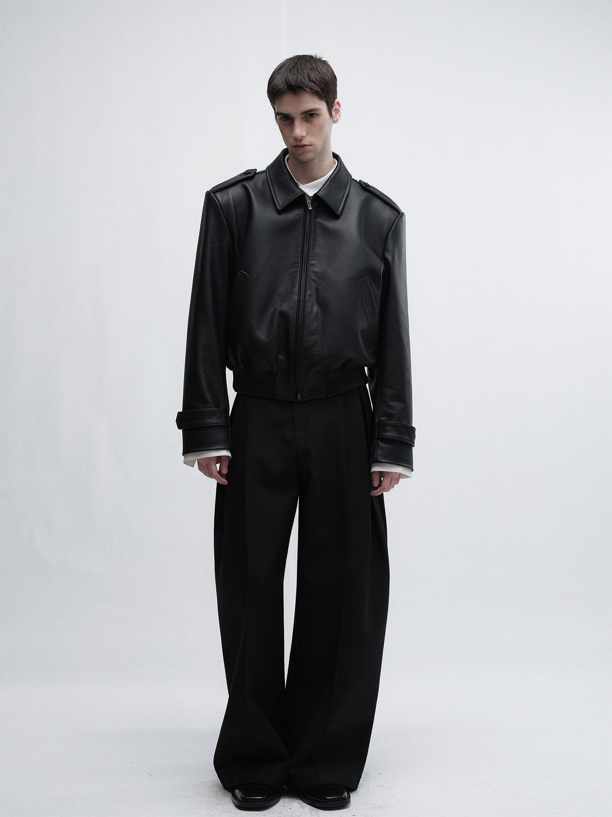 Short cowhide leather jacket with epaulets