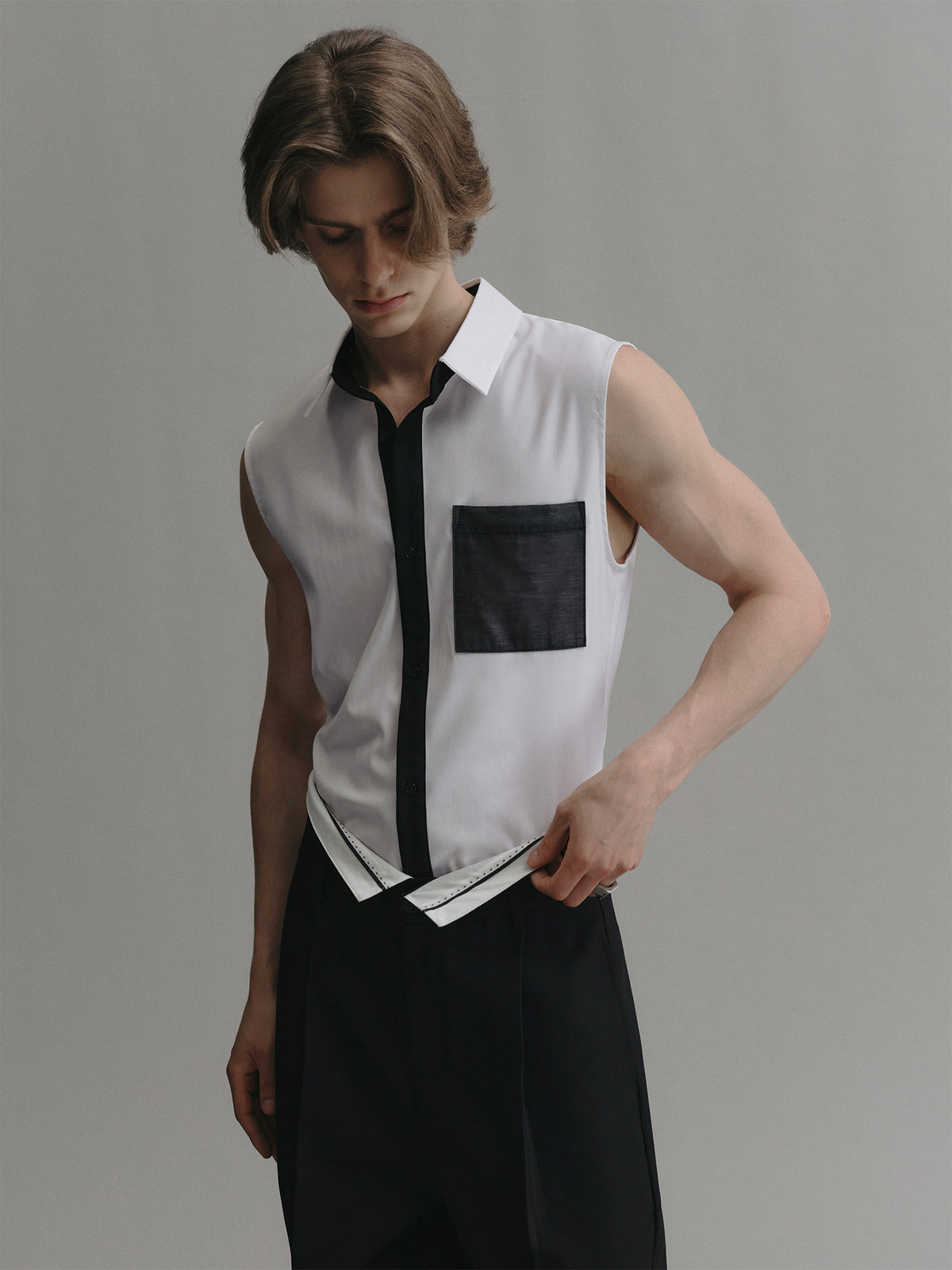 Minimalist sleeveless white shirt with patchwork pocket fabric design