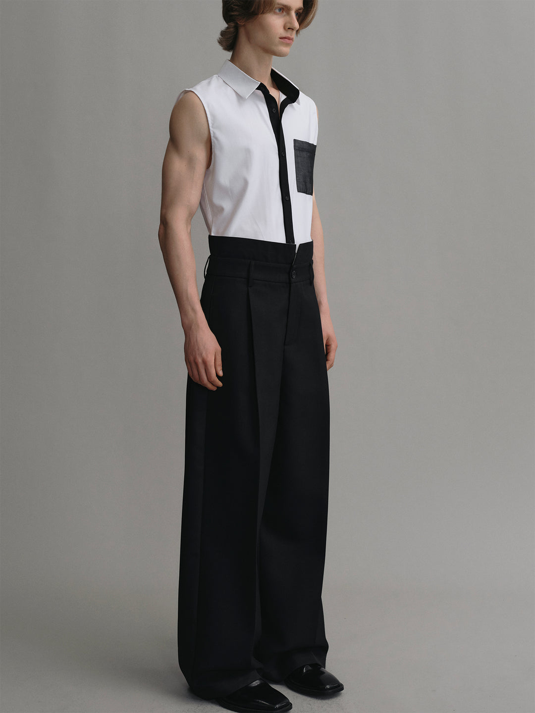 Minimalist Sleeveless White Shirt with Patchwork Pocket Fabric Design