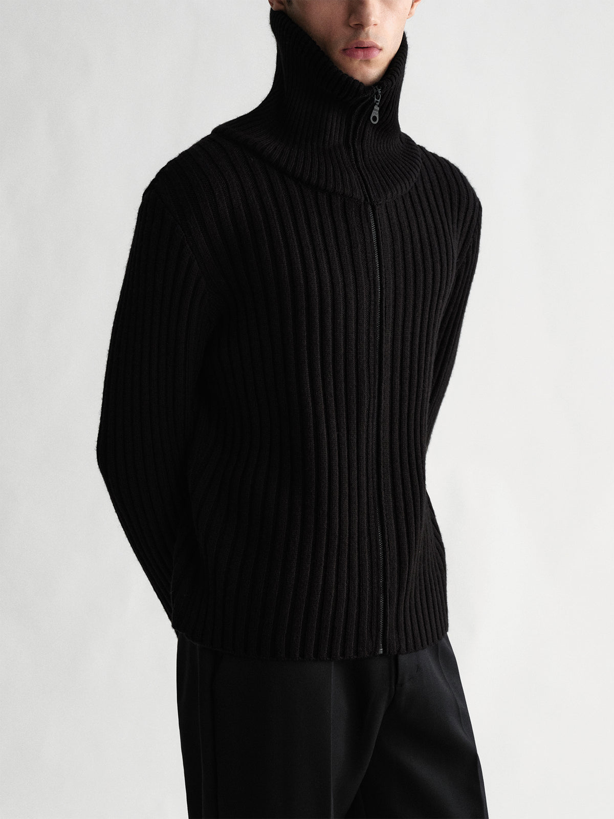 Short wool sweater with black ribbed zipper design